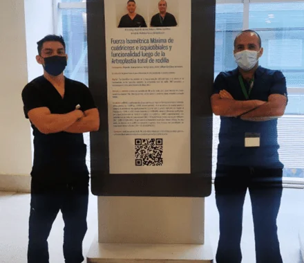 Integrantes de Merakine junto a un póster de investigación científica